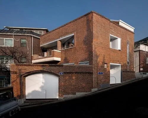 Seoul's 1970s House Reimagined: Red Brick and Zinc Sculpt a Wave-like Hybrid Studio-Home