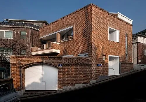 首爾七〇年代住宅新生：紅磚與鋅板編織波浪形有機工作室宅邸