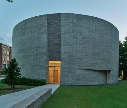 探索神秘圓形聖所：Trahan Architects 以磚木構築新奧爾良大學教堂