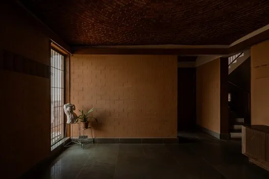 大地絮語：霍蘇爾宅邸對氣候適應型建築的當代詮釋
