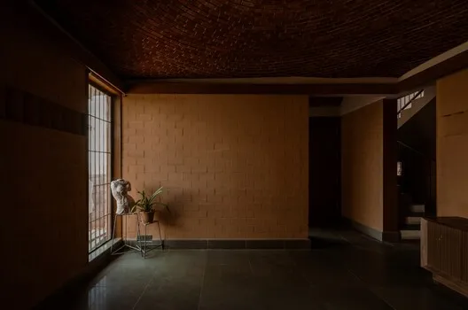 大地絮語：霍蘇爾宅邸對氣候適應型建築的當代詮釋