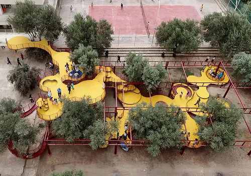 橄欖園中的黃金樂章：ZAV Architects 創塑層次交疊的模組化遊樂場