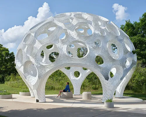 光影雕塑：THEVERYMANY「月升」展亭重塑公共藝術語彙
