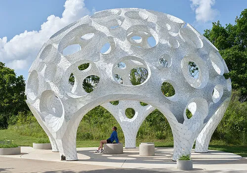 光影雕塑：THEVERYMANY「月升」展亭重塑公共藝術語彙
