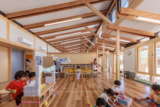 倉敷中央醫院附設幼兒園：橙瓦承繼與社區共融的建築詩篇