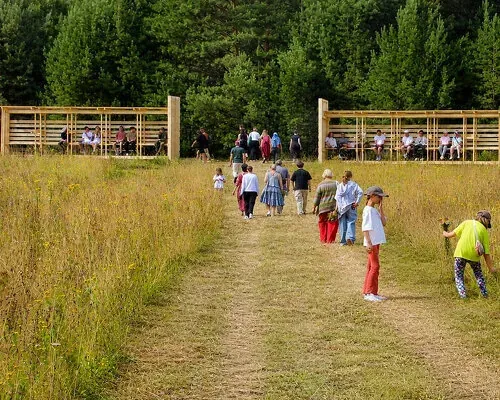 當代門廊重塑景觀入口：俄羅斯戶外建築公園的木構敘事