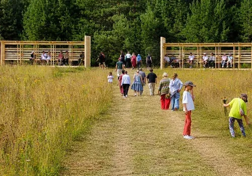 當代門廊重塑景觀入口：俄羅斯戶外建築公園的木構敘事