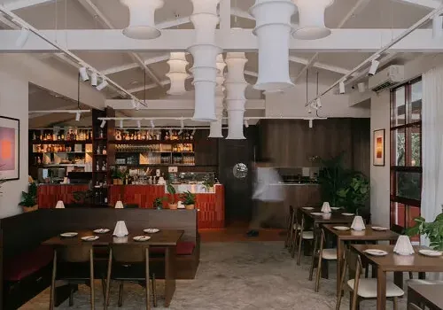 光影入室：Pachapasa Studio 巧匠點亮曼谷舊宅，轉型為 Arvie 餐廳的當代餐飲聖地