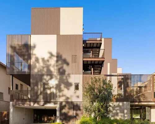 西好萊塢的雕塑之聲：SPF:architects 以古銅波紋金屬重塑多戶住宅立面