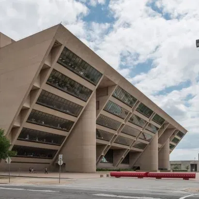 Preserving Legacy: The Dilemma of Modernist Masterpieces Amidst Urban Evolution, From Saarinen's Dulles to Beyond