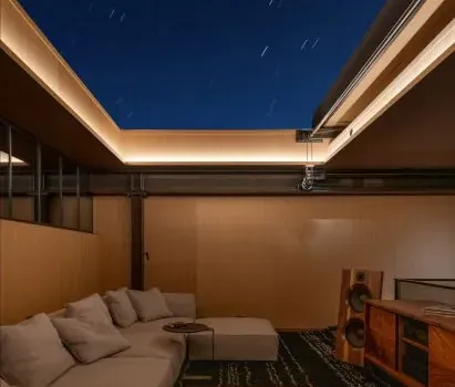 奧爾森・昆迪格「天際之景」宅邸：愛達荷山巔的開闔式屋頂，盡攬星辰與山巒