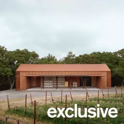 機能美學與地域共融：Clayton Korte 打造加州葡萄園鏽蝕鋼穀倉