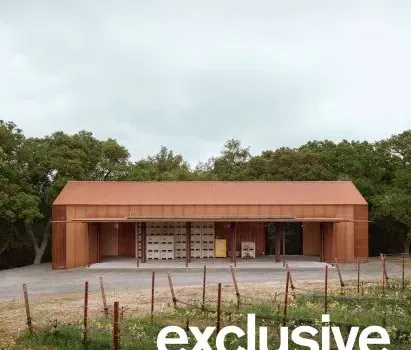 機能美學與地域共融：Clayton Korte 打造加州葡萄園鏽蝕鋼穀倉
