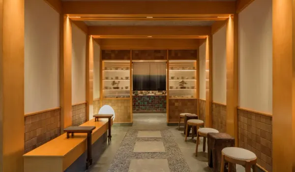 雅境共生：Jun Matcha Club 固裝家具工程之環境調適與資產韌性解析