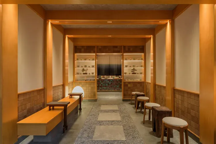 雅境共生：Jun Matcha Club 固裝家具工程之環境調適與資產韌性解析